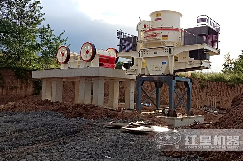 細(xì)鄂式破碎機(jī)與制砂機(jī)安裝現(xiàn)場(chǎng) 細(xì)鄂式破碎機(jī)與制砂機(jī)安裝現(xiàn)場(chǎng)