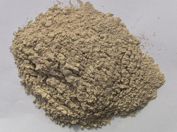 礬土性質 礬土主要成分是氧化鋁，為煉鋁和耐火材料的主要原料。白色或灰白色，因含鐵而呈褐黃或淺紅色。密度3.45g/cm3，硬度1～3，不透明，質脆。極難熔化，不溶于水，能溶于硫酸、氫氧化鈉溶液。 地區(qū)分布 中國鋁土礦資源比較豐富，在全國18個省、自治區(qū)、直轄市已查明鋁土礦產地205處，其中大型產地72處（不包括臺灣），主要分布在山西、山東、河北、河南、貴州、四川、廣西、遼寧、湖南等地。 投資前景 1.可用于煉鋁工業(yè)。用于國防、航空、汽車、電器、化工、日常生活用品等。 2.可用于精密鑄造。礬土熟料加工成細粉做成鑄模后精鑄。用于軍工、航天、通訊、儀表、機械及醫(yī)療器械部門。 3.可用于耐火制品。高鋁礬土熟料耐火度高達1780℃，化學穩(wěn)定性強、物理性能良好。 4.硅酸鋁耐火纖維。用于鋼鐵、有色冶金、電子、石油、化工、宇航、原子能、國防等多種工業(yè)，消防人員可用耐火纖維布做成衣服。 5.制造礬土水泥、研磨材料、陶瓷工業(yè)以及化學工業(yè)可制鋁的各種化合物。 鋁礬土磨粉制備 鋁礬土粉是選用煅燒過的熟鋁礬土礦石用雷蒙磨加工制成的細粉，粒度通常為100目-325目，在耐火材料行業(yè)得到了廣泛的應用。通常加工的流程為先經顎式破碎機進行破碎，然后篩分進入鋁礬土雷蒙磨或鋁礬土超細磨粉機中，進行鋁礬土粉制備，使其應用更加廣泛。