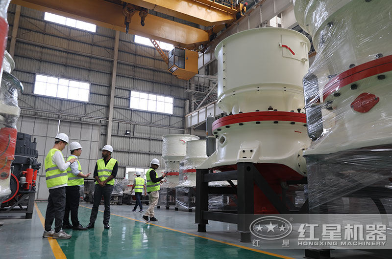 客戶來廠考察花崗巖破碎機(jī)設(shè)備 客戶來廠考察花崗巖破碎機(jī)設(shè)備