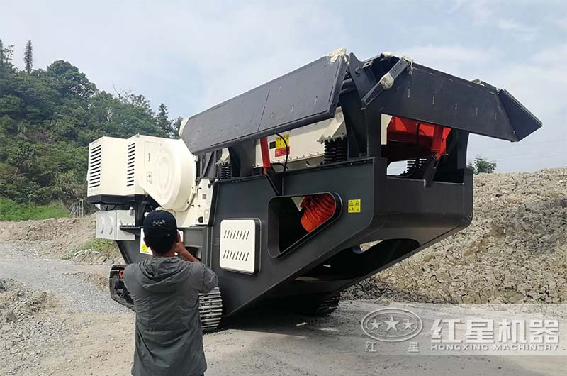 履帶移動鄂式破碎機處理花崗巖現(xiàn)場 履帶移動鄂式破碎機處理花崗巖現(xiàn)場