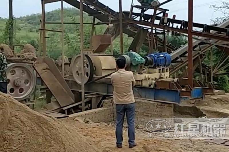 對(duì)輥制砂機(jī)現(xiàn)場(chǎng) 對(duì)輥制砂機(jī)現(xiàn)場(chǎng)