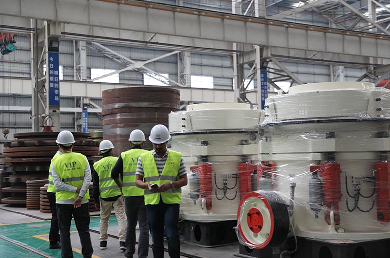 客戶來廠考察鐵礦石破碎機設備 客戶來廠考察鐵礦石破碎機設備