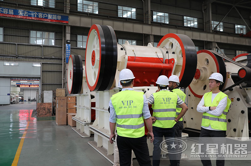 客戶來廠參觀顎式破碎機(jī) 客戶來廠參觀顎式破碎機(jī)