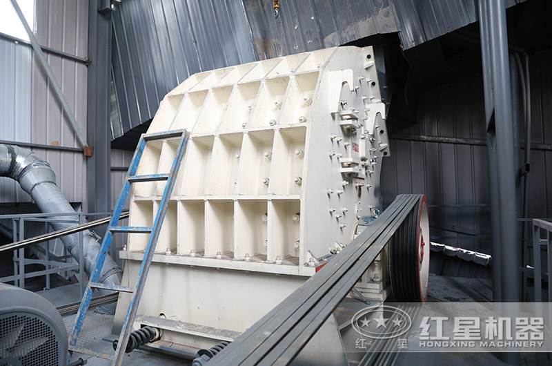 石灰石破碎客戶現(xiàn)場，適用錘破機(jī)