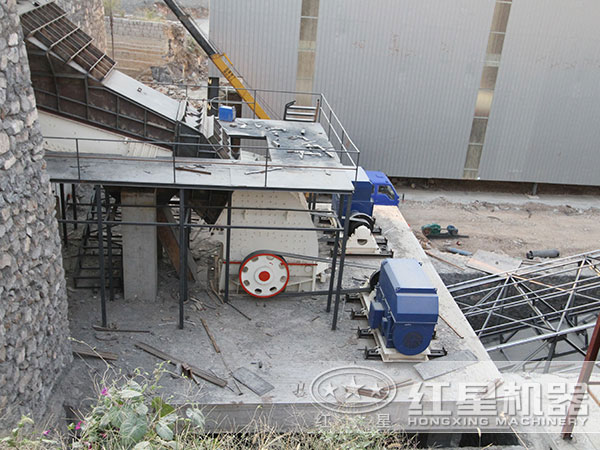 安裝、調(diào)試好投入生產(chǎn)的重錘頭破碎機(jī)