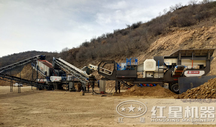 時(shí)產(chǎn)200噸移動(dòng)破碎設(shè)備生產(chǎn)現(xiàn)場(chǎng)，運(yùn)行平穩(wěn)，不間斷作業(yè)