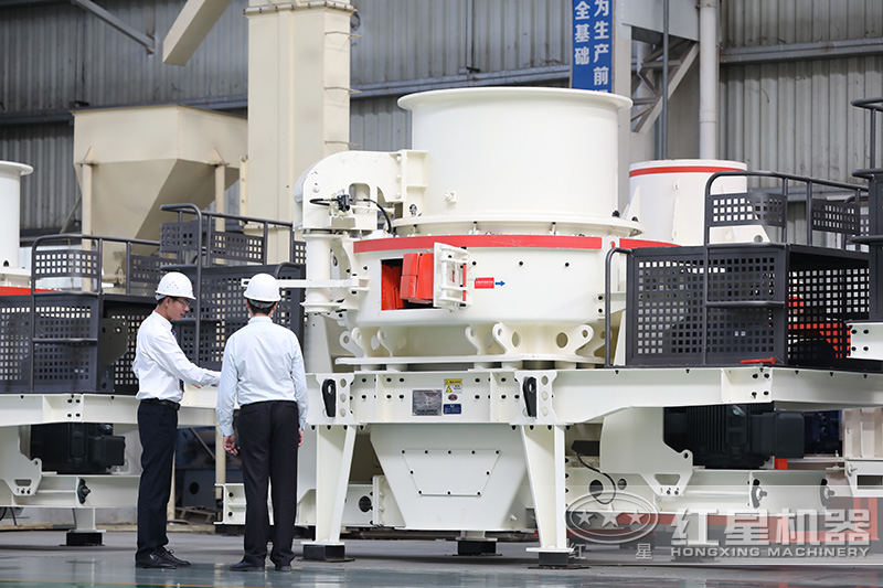 客戶在玄武巖制砂機車間參觀，經(jīng)理一對一指導(dǎo)講解