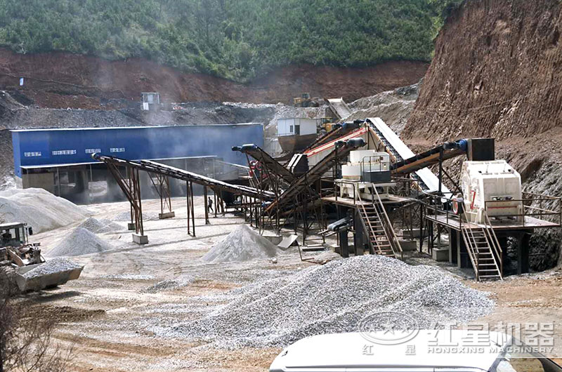 制砂設(shè)備生產(chǎn)現(xiàn)場(chǎng)，反擊破搭配制砂機(jī)，破碎軟料