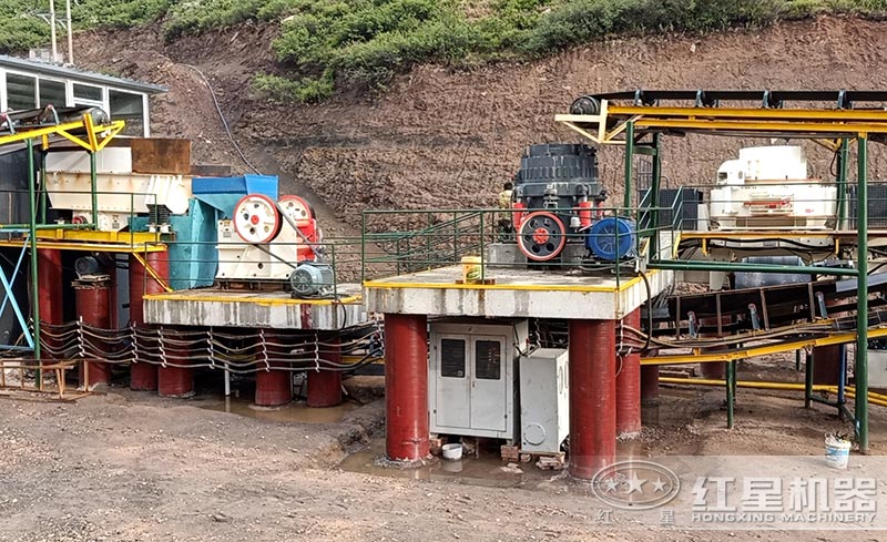 小型機(jī)制砂生產(chǎn)線(xiàn)現(xiàn)場(chǎng)